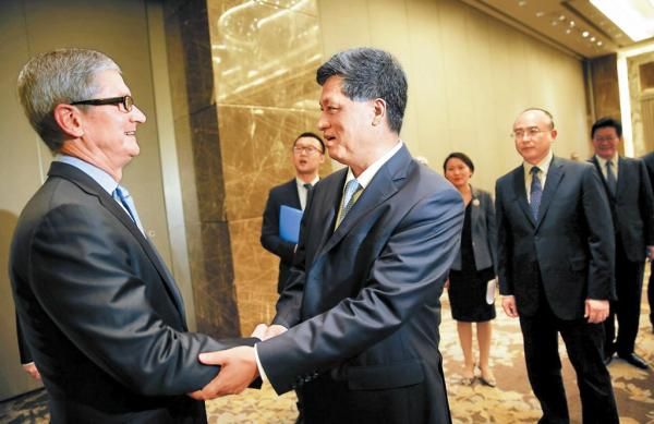 馬興瑞、市長(zhǎng)許勤會(huì)見了蘋果公司首席執(zhí)行官蒂姆·庫克一行